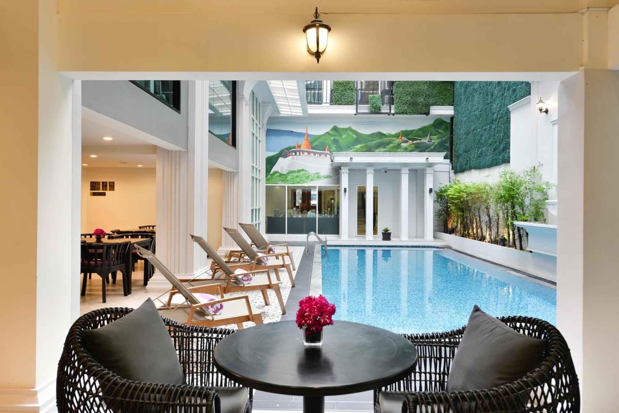 Villa De Pranakorn Bangkok Exterior foto The pool at the hotel