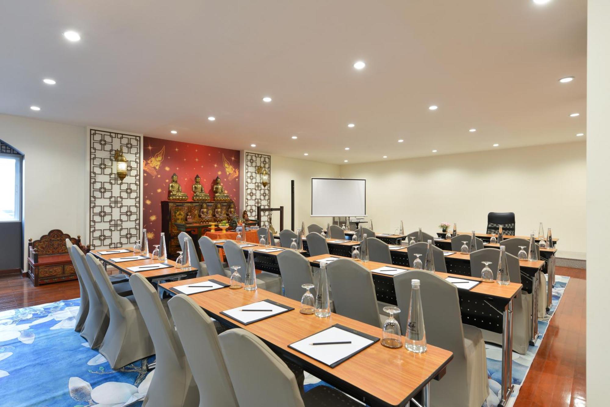Villa De Pranakorn Bangkok Exterior foto Meeting room at the hotel