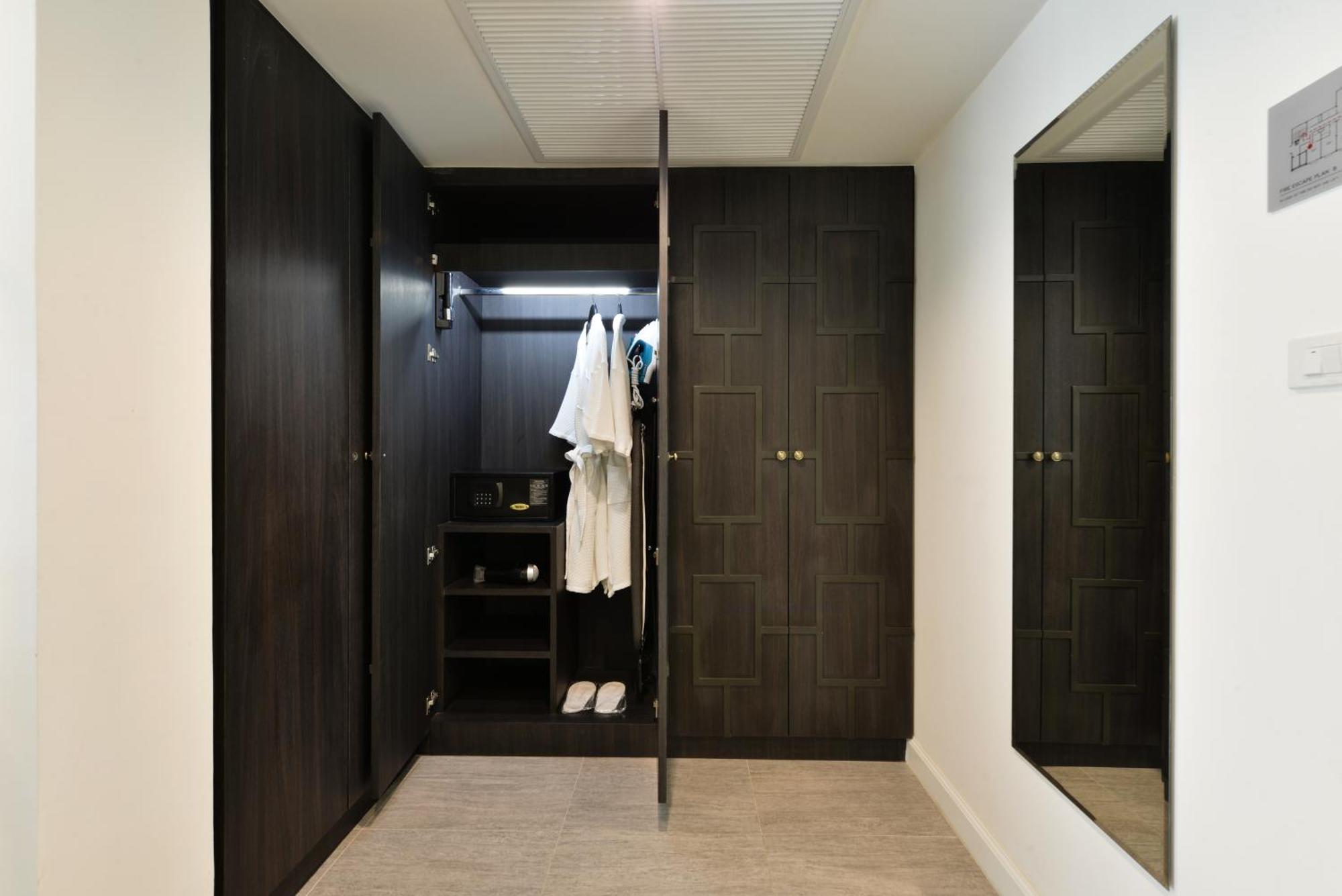 Villa De Pranakorn Bangkok Exterior foto A walk-in closet