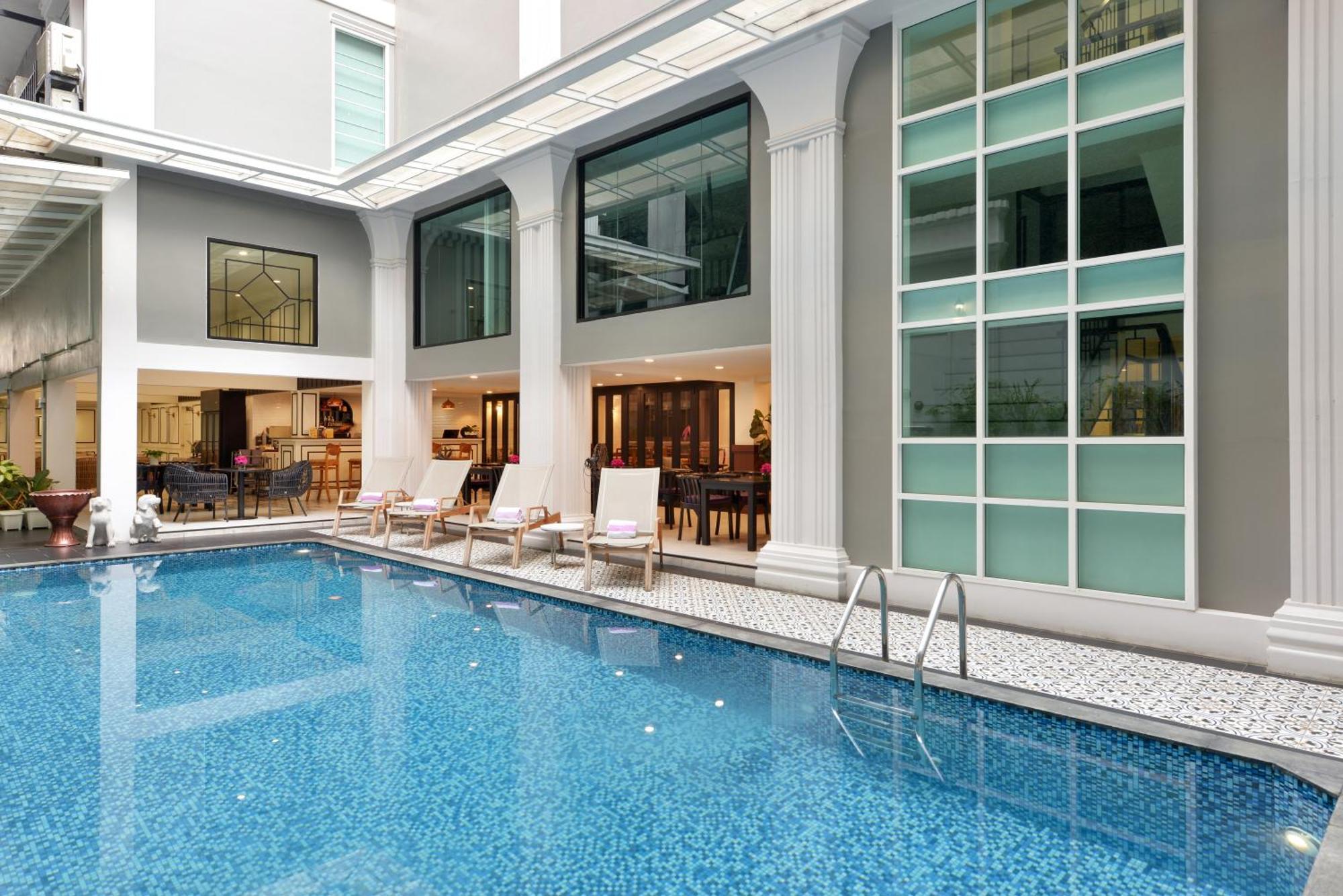 Villa De Pranakorn Bangkok Exterior foto The swimming pool at the hotel