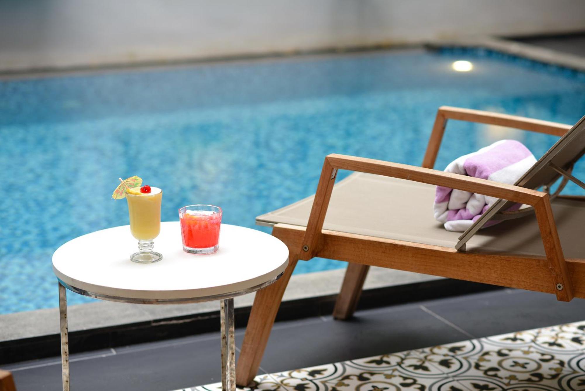 Villa De Pranakorn Bangkok Exterior foto Swimming pool at the hotel